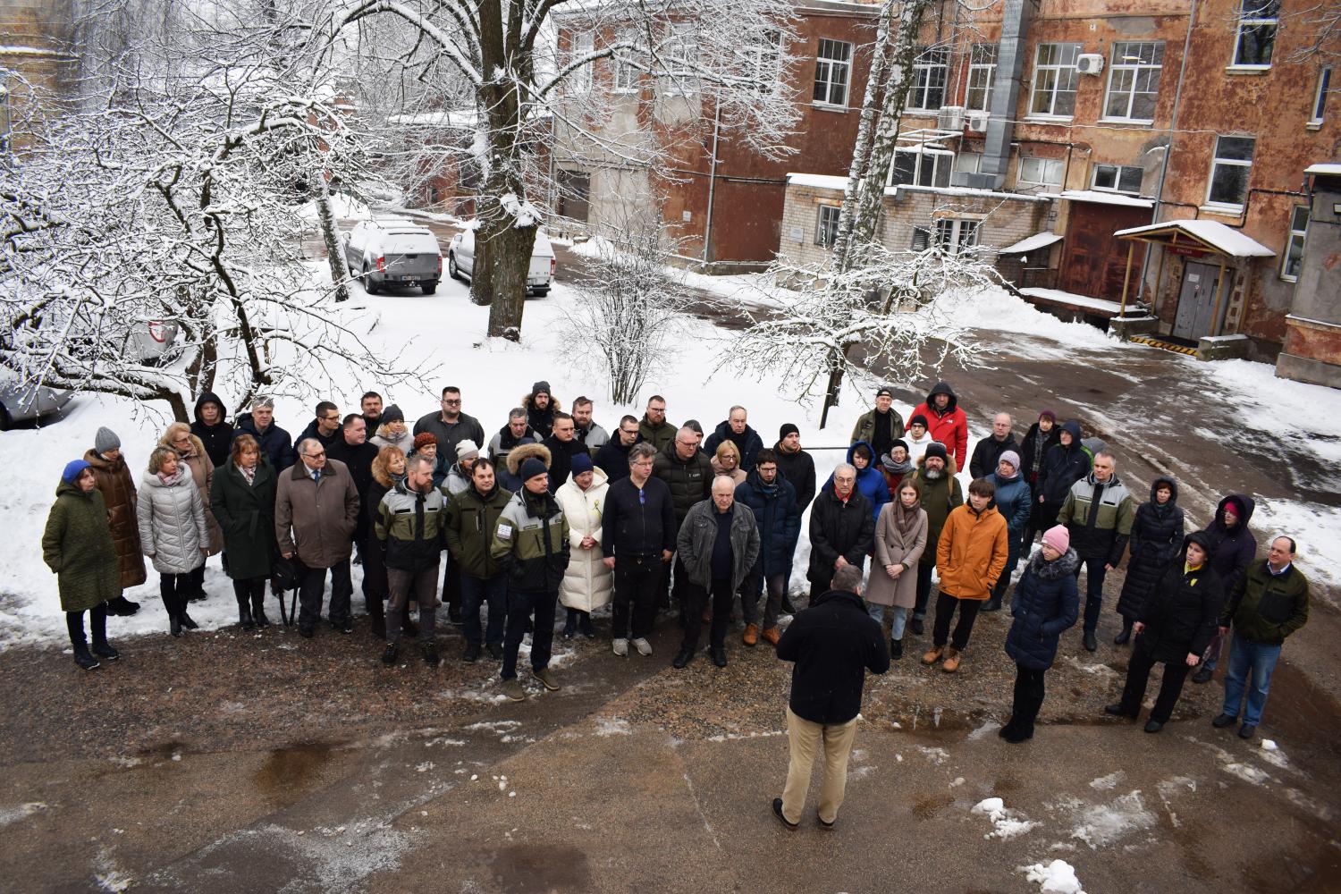 Aģentūras darbinieki klusuma brīža laikā