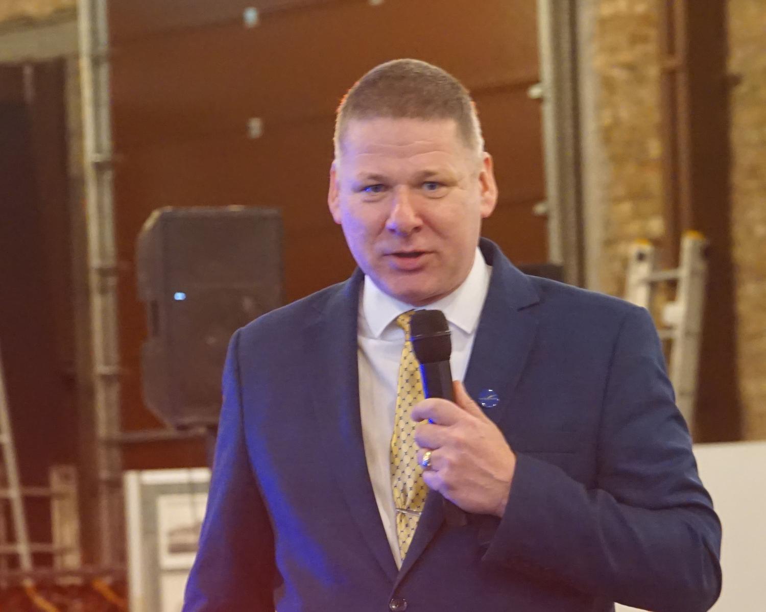 Vīrietis ar mikrofonu